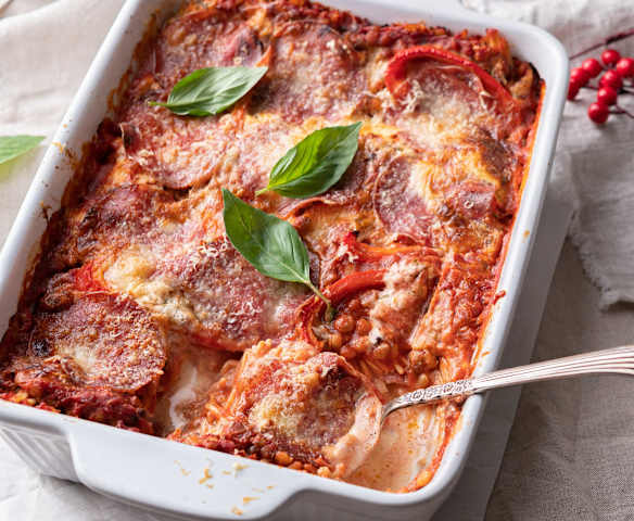 Zapiekanka makaronowa z soczewicą i salami