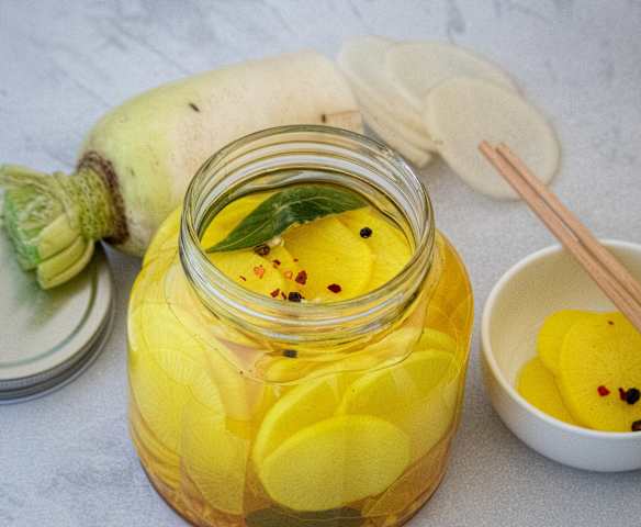 Pickled Korean daikon (Thermomix® Cutter)