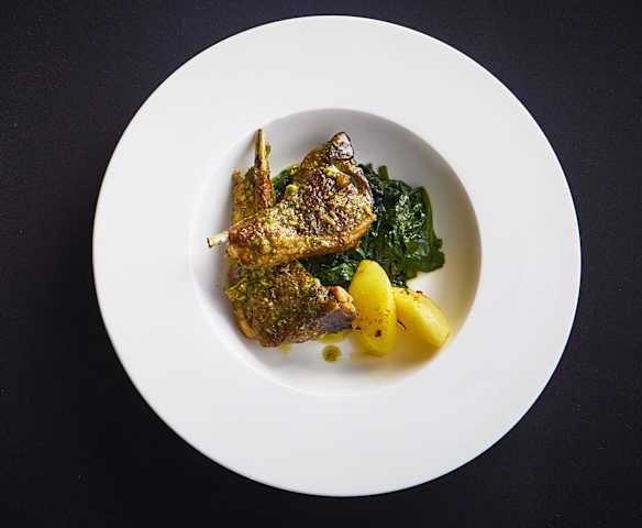 Costolette di agnello in crosta, con patate sautè e contorno di spinaci