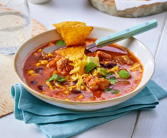 Enchilada-Suppe mit Hähnchen und Tortilla-Chips