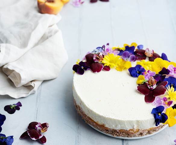 Cheesecake alle pesche con fiori eduli Cheesecake alle pesche con fiori eduli
