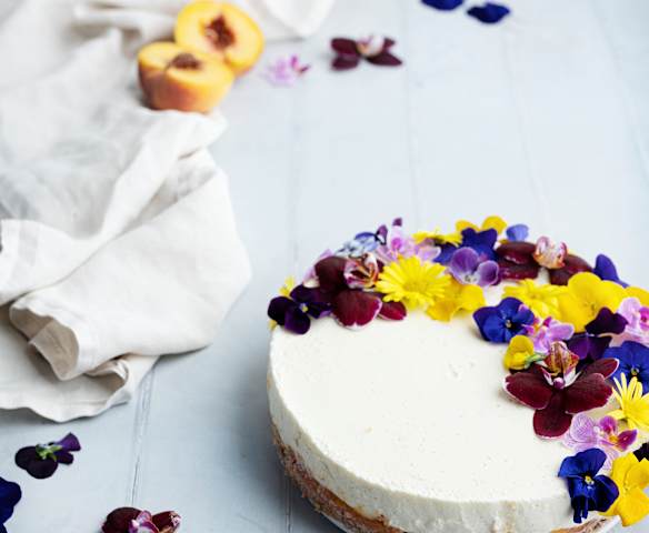Cheesecake de melocotón con flores comestibles