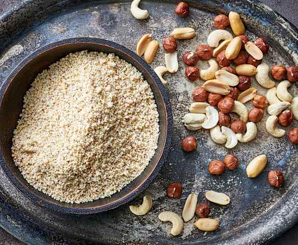 Avellanas, nueces de la India o cacahuates molido fino (150-200 g)