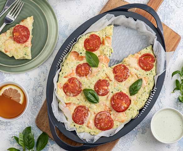 Omlet z cukinią, łososiem i pomidorkami; Ziołowy sos z sera pleśniowego