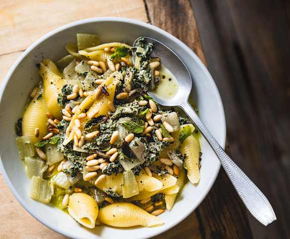 Conchiglioni aux blettes et à la menthe, sauce au tahini