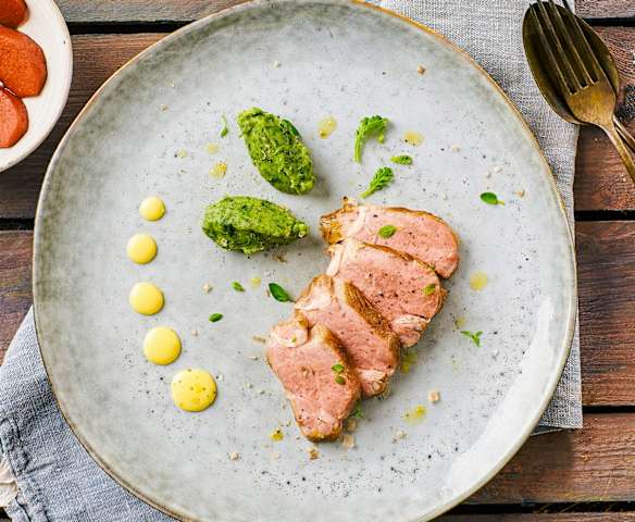 Filetto di maiale sottovuoto con Casera, patate e mele