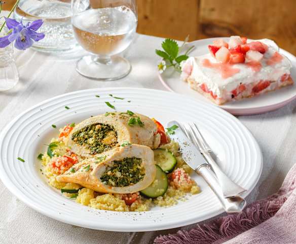 Menü: Gefüllte Hühnerbrustfilets mit Gemüsecouscous, Erdbeer-Melonen-Tiramisu Menü: Gefüllte Hühnerbrustfilets mit Gemüsecouscous, Erdbeer-Melonen-Tiramisu