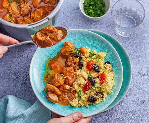 Mijoté de dinde à la tomate, couscous aux olives noires