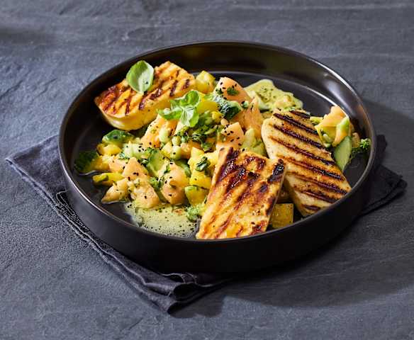 Melonensalat mit Joghurt und Halloumi Melonensalat mit Joghurt und Halloumi