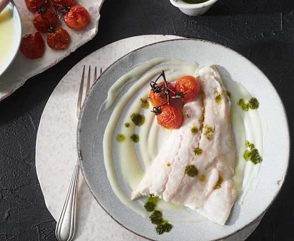 Lubina al vapor con aceite de albahaca sobre cremoso de patata