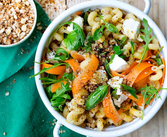 Salade de pâtes, carottes, crumble et chèvre