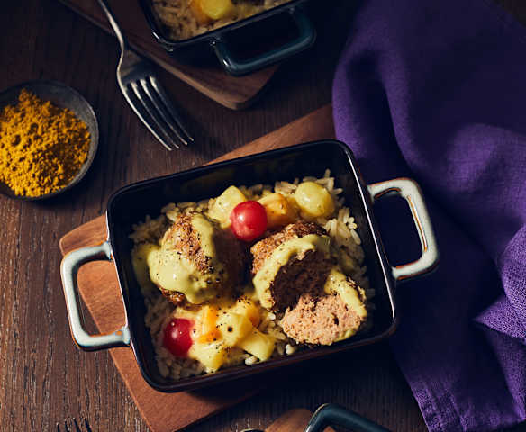 Hackbällchen in fruchtiger Currysauce mit Reis