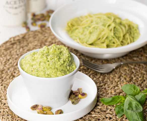 Pesto di zucchine, pistacchi e basilico