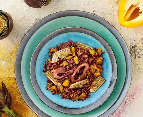 Insalata di riso rosso calamari e carciofi