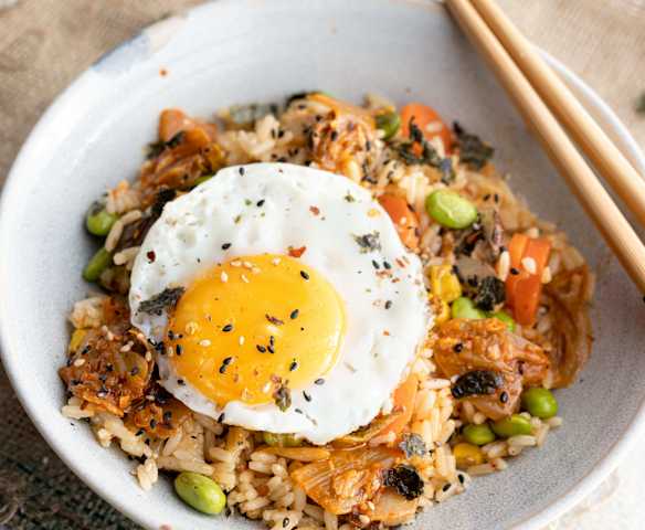 Arroz de vegetais e kimchi com ovo estrelado Arroz de vegetais e kimchi com ovo estrelado