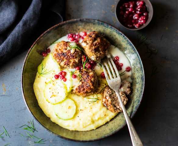 Boulettes de viande, sauce aux airelles et purée de pommes de terre Boulettes de viande, sauce aux airelles et purée de pommes de terre