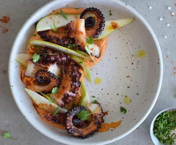 Pulpo con salsa romesco y peras
