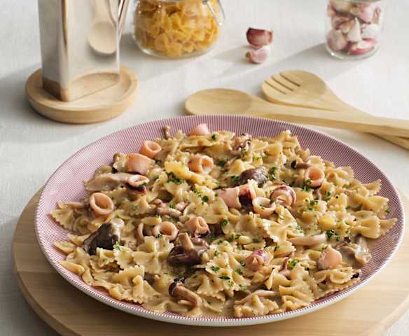 Pasta con chipirones y setas al ajillo
