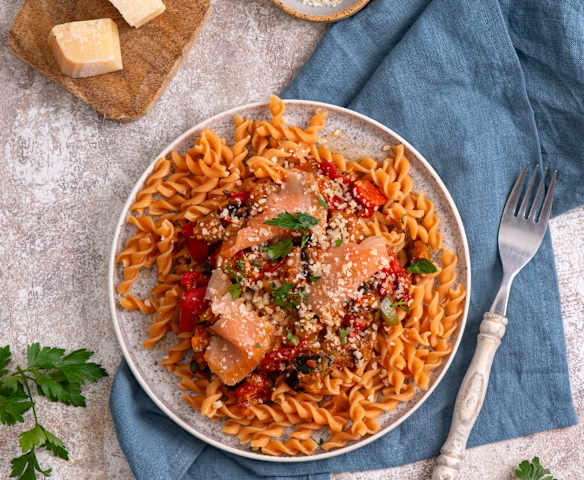 Makaron z soczewicy z warzywami i łososiem