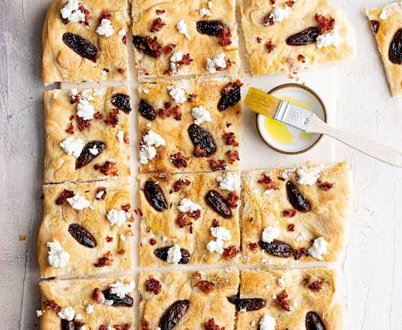 Focaccia com tâmaras, bacon e queijo de cabra Focaccia com tâmaras, bacon e queijo de cabra