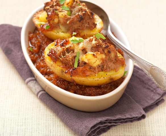 Pommes de terre farcies sur lit d'oignons caramélisés