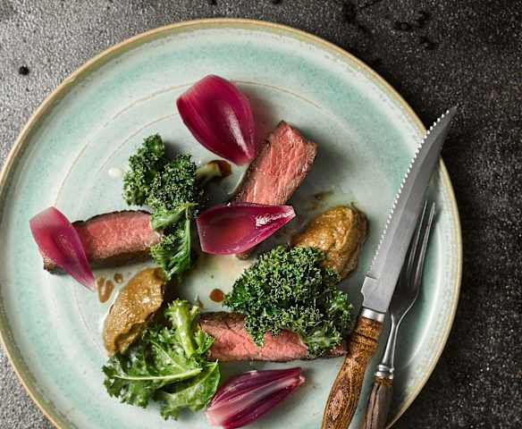 Hovězí pupek s houbovým karamelem a nakládanou cibulí