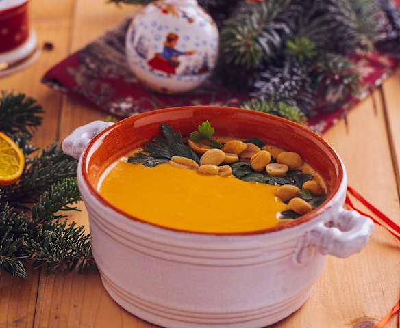 Crema di patate dolci con arachidi e coriandolo