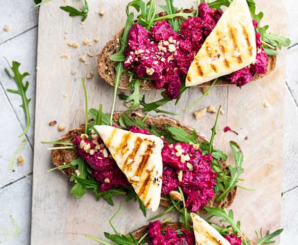 Halloumi-Schnitten mit Rote-Bete-Salat