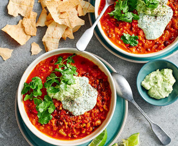Black bean chilli with guacamole and "corn chips" (Diabetes)
