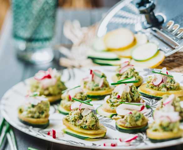 Amuse-bouche de courgette et pommes de terre au thon et roquette