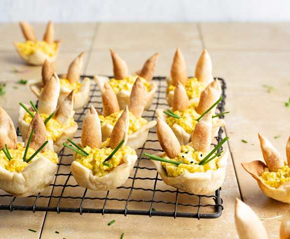 Salade d'oeufs dans un nid de Pâques croustillant