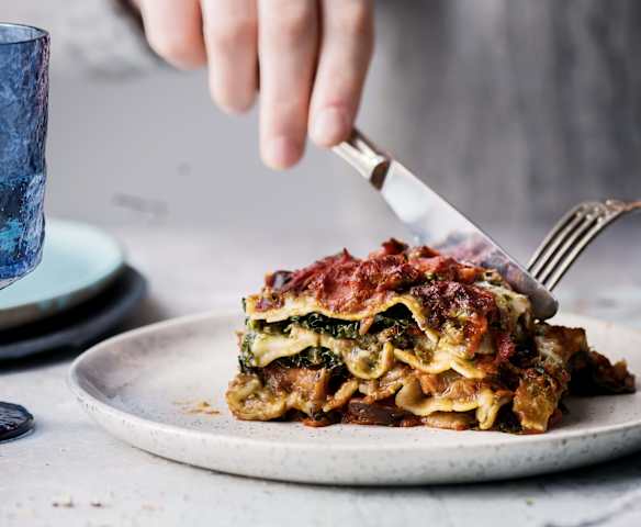 Lasagne véganes aux champignons sauvages, cavolo nero et pesto de roquette aux noix