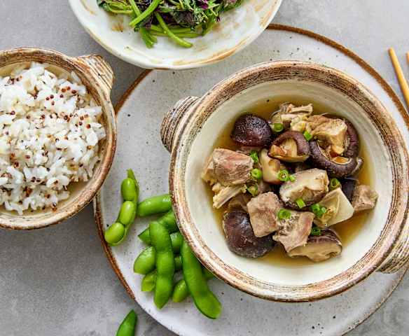午餐（蒸香菇去皮鸭腿肉、盐水毛豆、清炒苋菜、藜麦大米饭）
