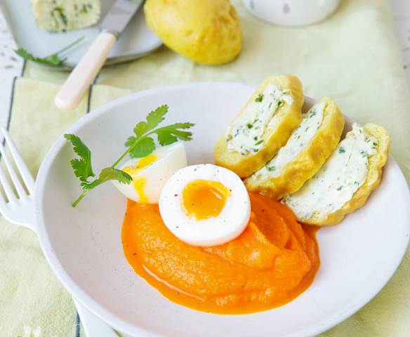 Œuf mollet, purée de carottes et petit pain coco vapeur