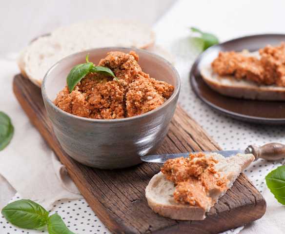 Pasta pomidorowa z bazylią i serem feta