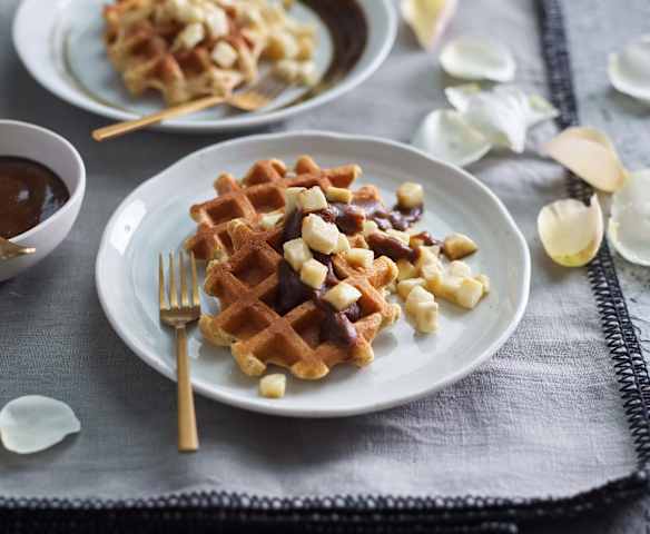 Waffles alternativos com molho de caramelo vegan