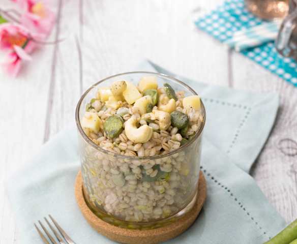 Insalata di orzo con fave, pecorino e anacardi