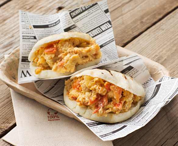 Arepas com ovo e tomate