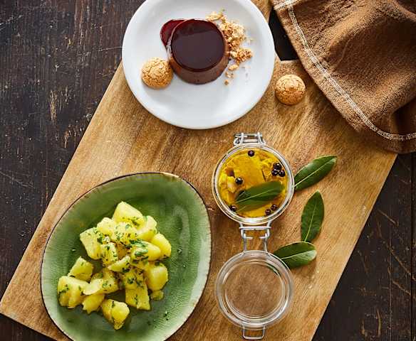 Menù: Tonno di gallina e patate prezzemolate; Bonet Menù: Tonno di gallina e patate prezzemolate; Bonet