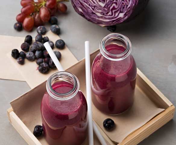 Smoothie morado de uvas, lombarda y arándanos