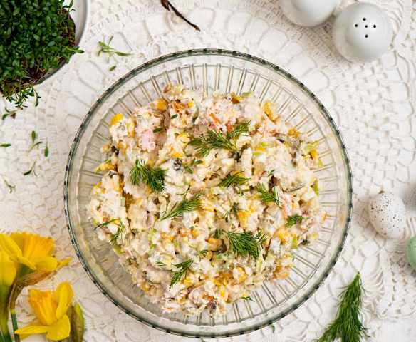 Sałatka z wędzonym kurczakiem i jajkiem