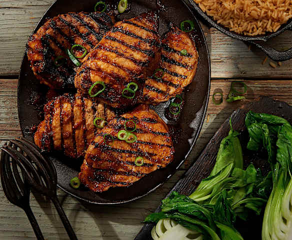 Schweinekoteletts nach koreanischer Art mit Gewürzreis und Pak-Choi