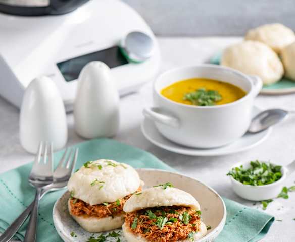 Zupa krem z batatów i cukinii; Bułki na parze z szarpanym kurczakiem