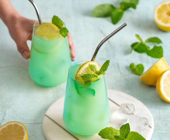 Bezalkoholowy drink cytrynowo-miętowy