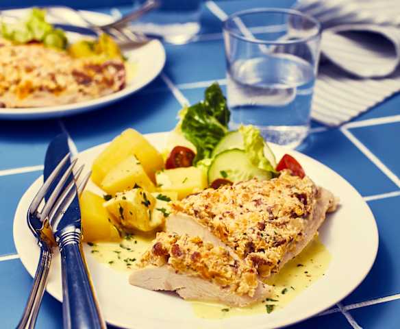 Putenschnitzel mit Mandel-Aprikosen-Kruste und Kartoffeln