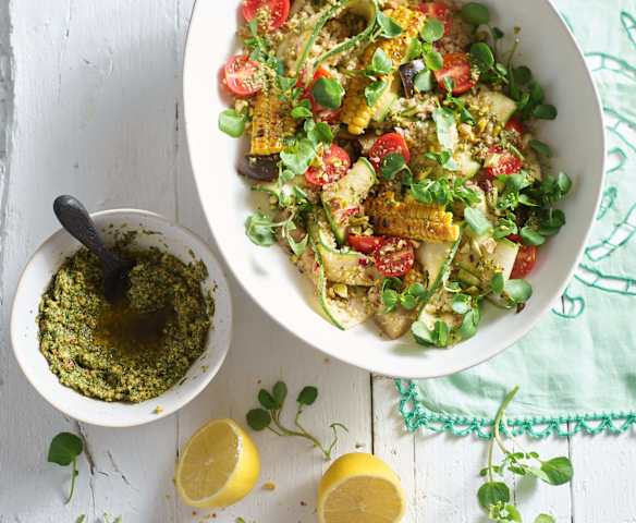 Salada de quinoa, legumes de verão e molho grego