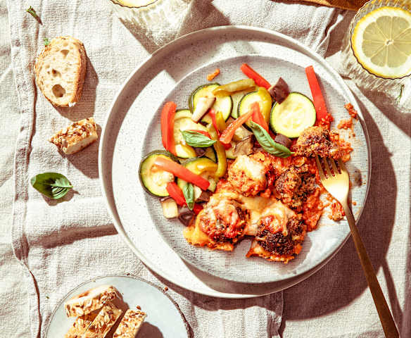 Boulettes de porc au fromage, sauce rosée et légumes du soleil