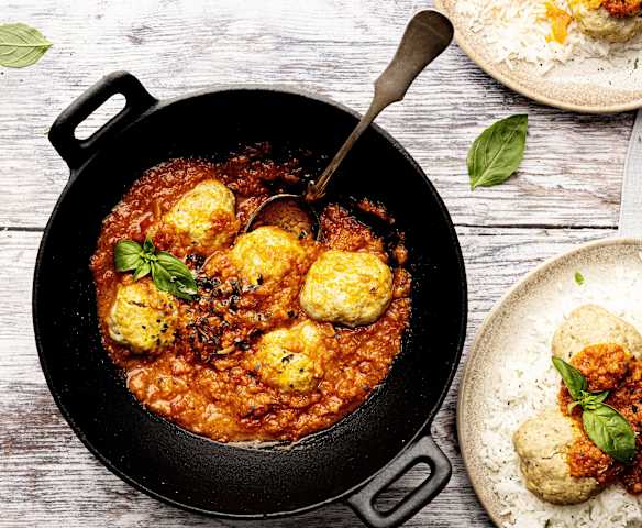 Albóndigas con salsa de tomate y arroz