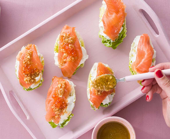 Cogollos con salmón y vinagreta de almendras