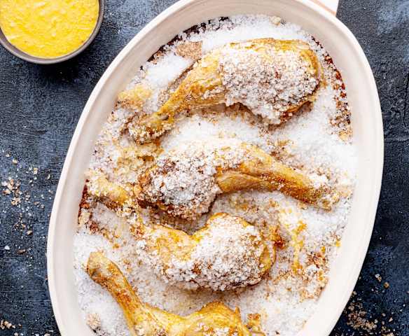 Cuisse de poulet en croûte de sel, pommes de terre épicées